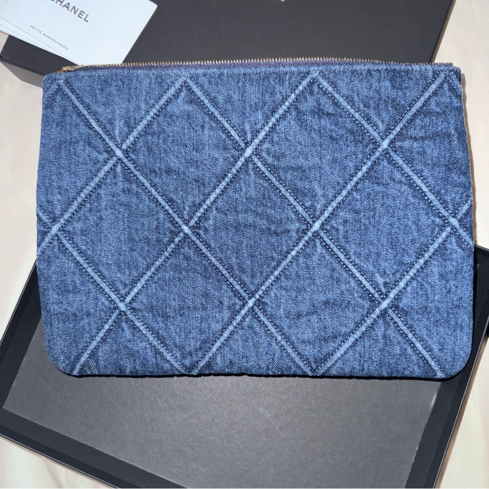 Chanel 19 Blue Denim Medium O Case Gold Hardware Tweed New - Picture 4 of 8